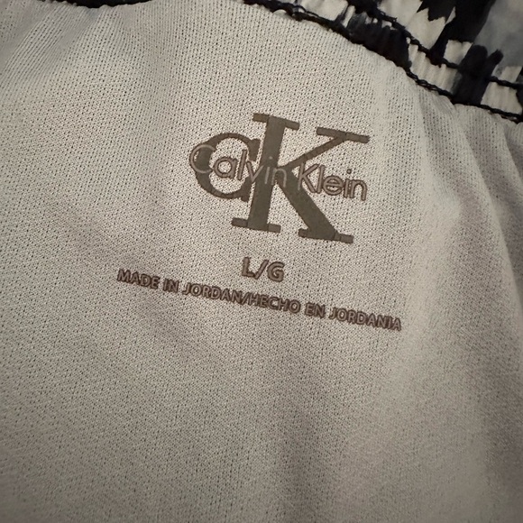 Calvin Klein Monochrome Abstract Shorts - Picture 4 of 4